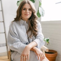 Image of psychoanalyst, Zainib Abdullah providing some feedback